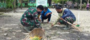Bakti Sosial, Satgas TMMD Bojonegoro Bersihkan Lingkungan Sekolah